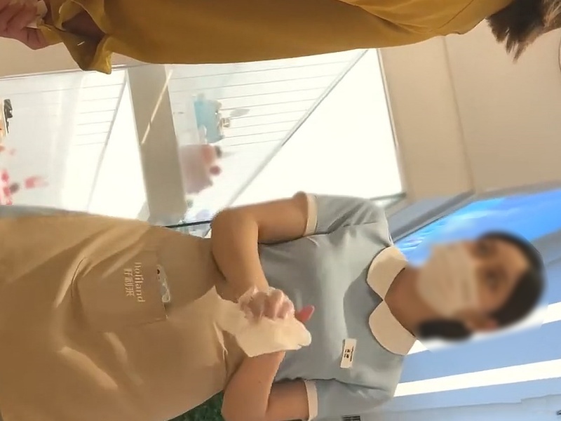 【盗撮動画】中毒者続出！至高の清楚系制服店員パンチラ！スト越しの白パンティでした...