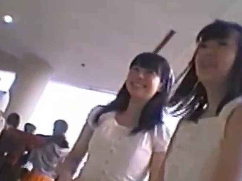 【盗撮動画】コミケ会場で見つけたとびきり可愛い娘に逆さ撮り！純白ワンピの中は当然白パンティ