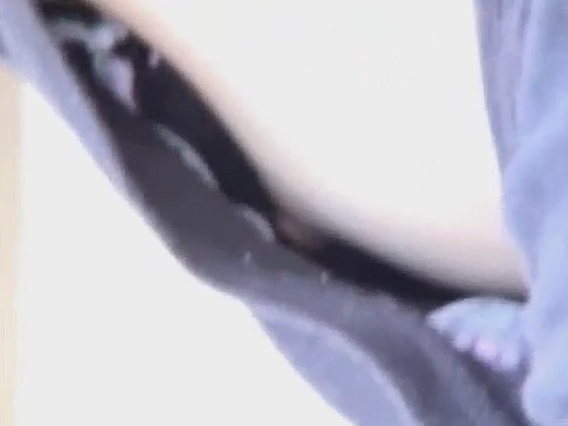 【盗撮動画】ガチ注意。素人女子の一瞬の隙をついて乳首GETする胸チラ専門撮り師の鮮やかな手並み