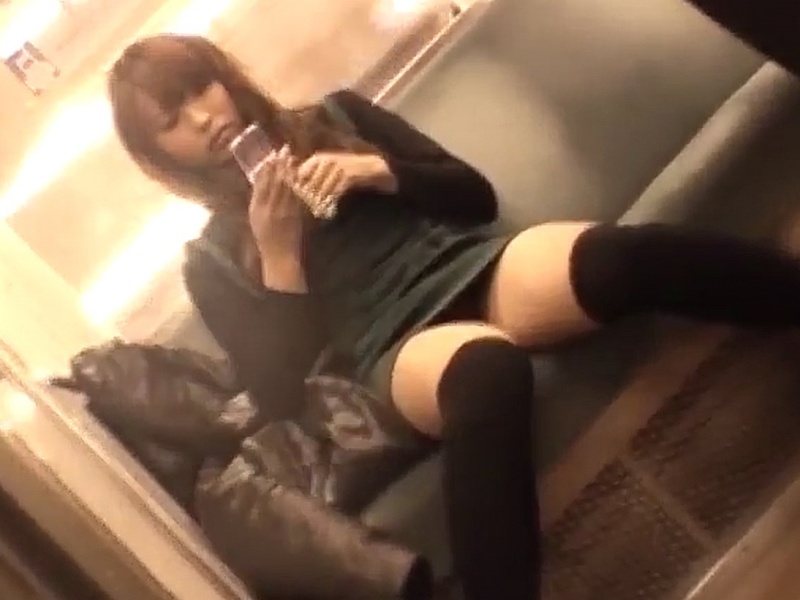 【盗撮動画】絶対に見逃してはいけない激カワギャルの電車対面パンチラ。ラストにピンクパンティしっかり見え
