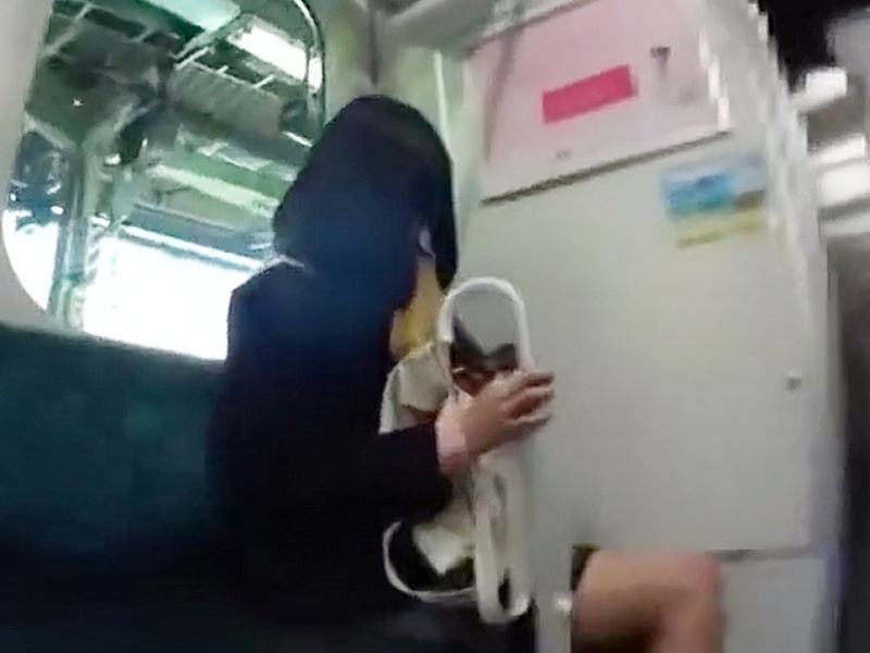 【盗撮動画】通学の全行程粘着され中の制服娘の貴重な白パン。生パンで出歩く娘はもはや天使