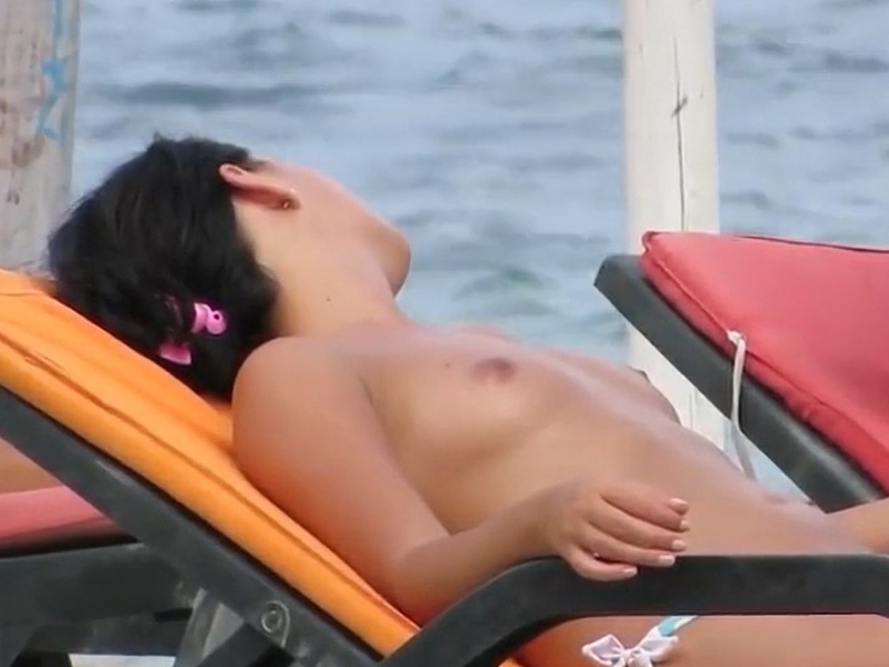 【盗撮動画】男水着チャレンジではないけど、トップレスビキニで美乳を盗み撮りされるガチ素人美女たち