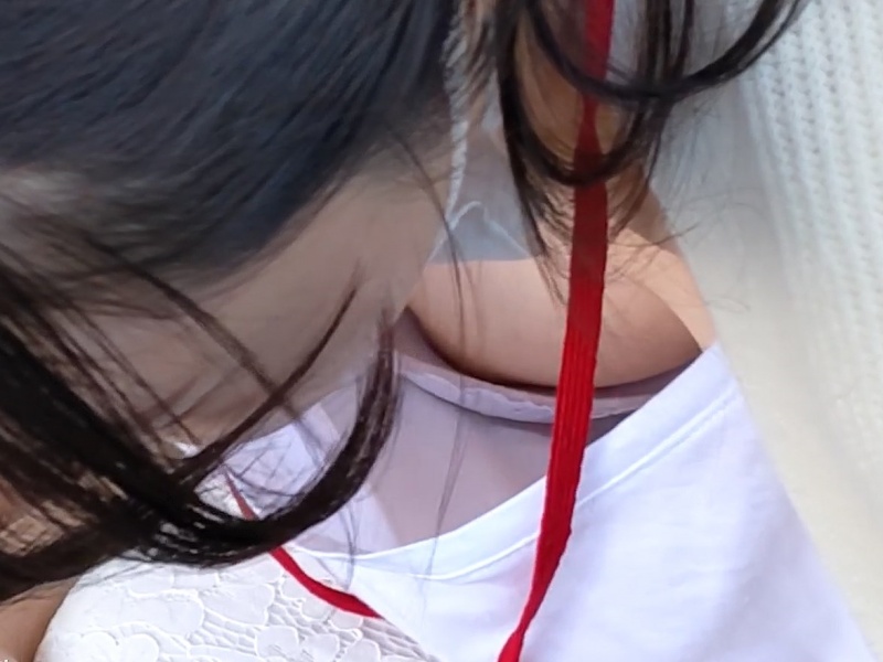 【盗撮動画】タバコ休憩中の美人OLの胸チラ2名分。白ブラと色素薄めの乳輪チラリ