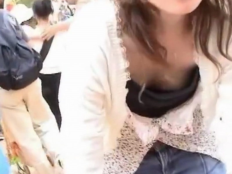 【盗撮動画】薄顔可愛い若ママさん、子連れのところを胸チラ撮り師目をつけられちっぱいを撮られる