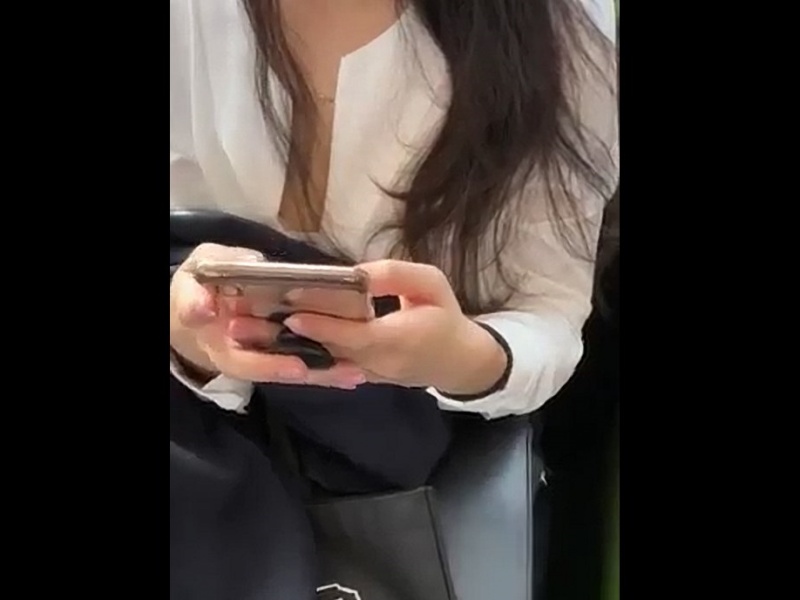【盗撮動画】たぶんバレ。電車でブラが見えてるOLさんの胸チラ撮影中にシャツを直される…