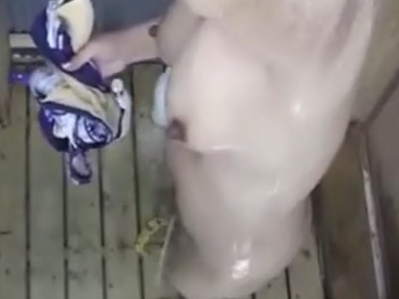 【盗撮動画】デカ乳首×垂れ乳×離れ乳という”残念おっぱい”要素を全て併せ持つ巨乳女子のシャワー盗撮