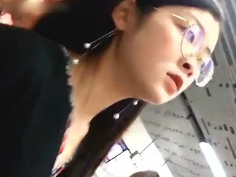 【盗撮動画】ガチ注意。見るからにスケベそうなメガネ女子のスカートの中の純白パンティ激撮映像