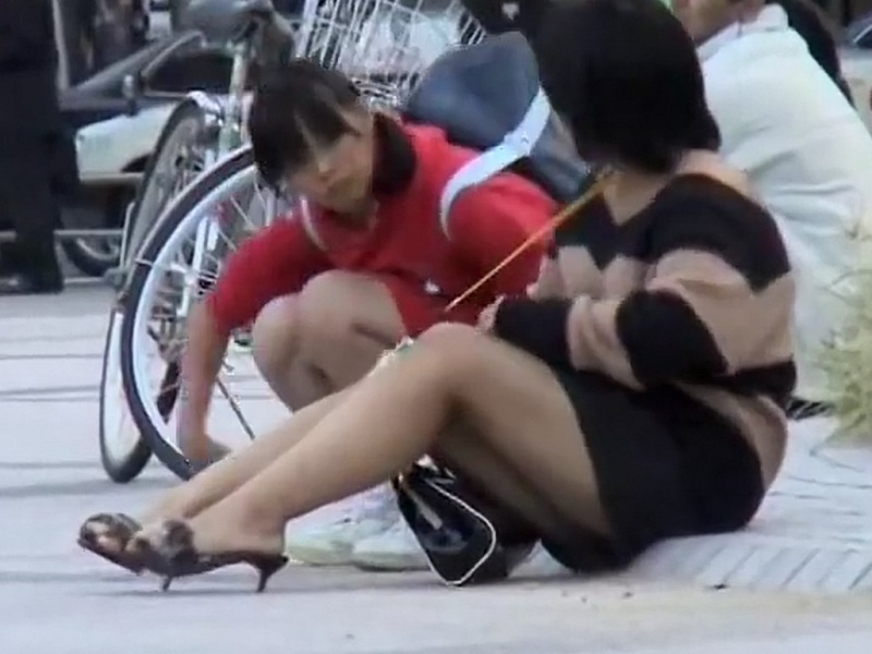 【盗撮動画】白昼の繁華街で堂々撮影！ティーン女子を中心に狙ったガチものパンチラ動画が公開される