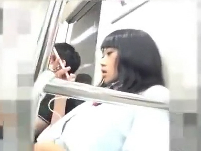 【盗撮動画】やや生意気そうだが可愛さ抜群の黒髪制服美少女の白パンチラGET！→終盤に顔撮り
