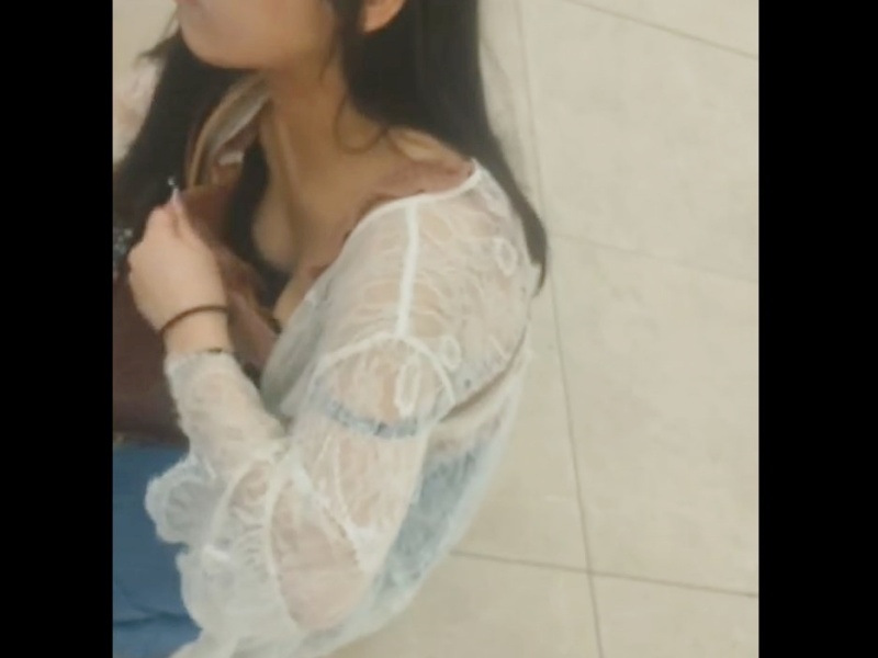 [Voyeur Video] Using a smartphone to secretly film a glimpse of cleavage. After capturing the gap between her breasts, she notices and covers up...