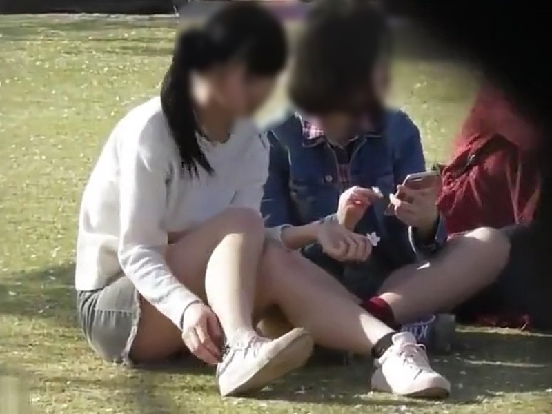 [Voyeur Video] What Happened When a Beautiful Black-Haired Idol-Type Girl Was Secretly Filmed With a Panty Flash While Sitting at a Famous Tourist Spot…