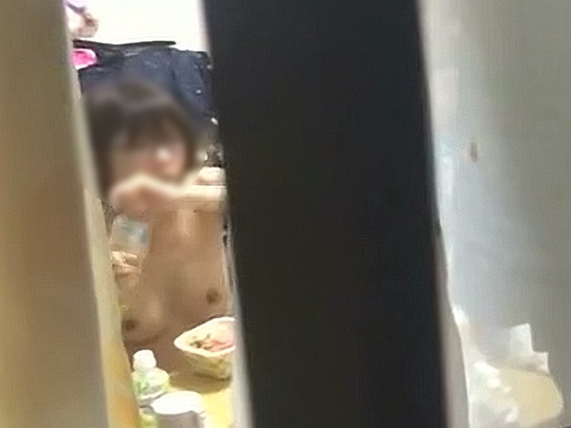 【盗撮動画】ガチ危険物。全裸で牛丼を貪る裸族な一人暮らしJDの日常覗き撮り映像