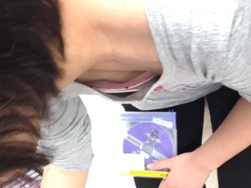 【盗撮動画】レンタル店でCDを漁ってるショートカット娘の胸チラ。前屈みでピンクブラとちっぱい