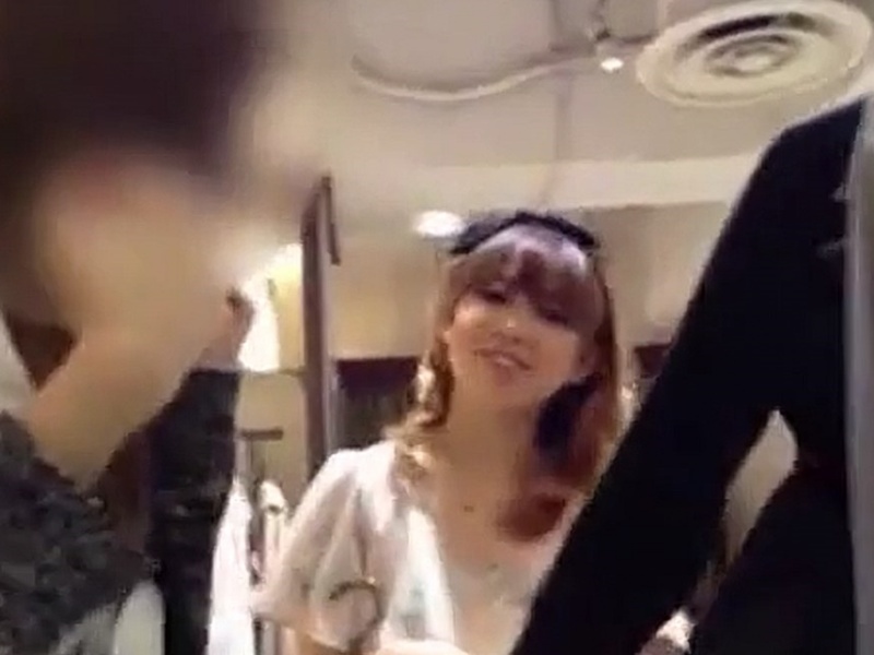 【盗撮動画】接客中のギャルケンインパンチラ。みなさんエロいパンティ履いてます