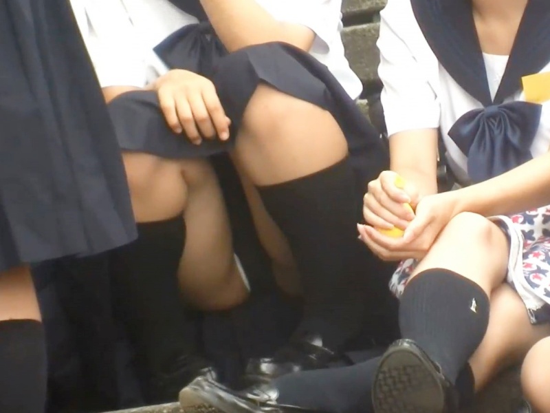 【盗撮動画】 制服女子がかたまって座ってたら必ずそのうちの一人はパンチラしている説