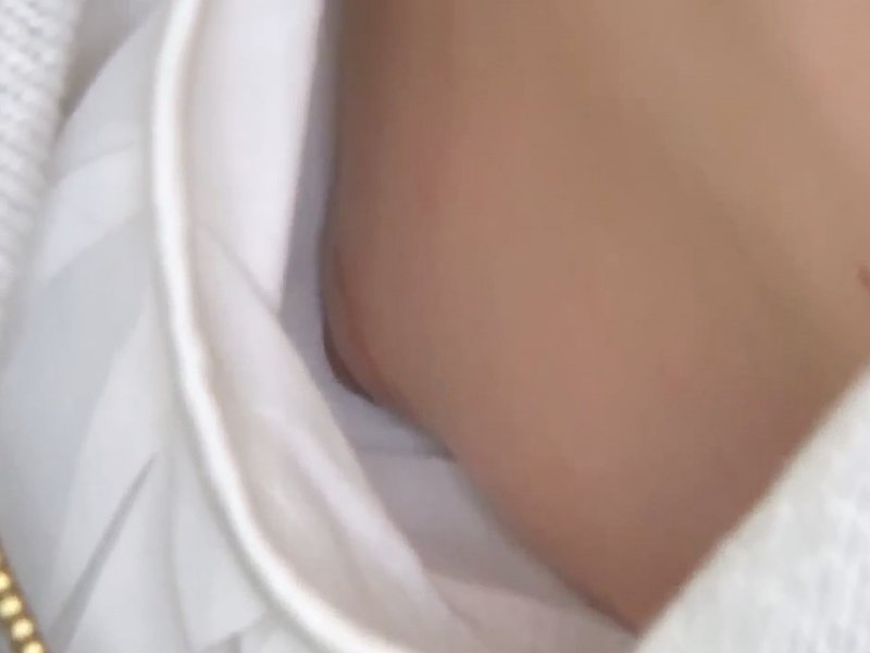 【盗撮動画】可愛い女子が集まると噂の陶芸教室で胸チラ盗撮事案。乳首を盗み撮られたS級美女さん