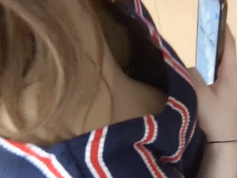 [Voyeur Video] Seizing a genuine amateur girl’s momentary lapse in attention. Here’s the video produced by a professional upskirt photographer.