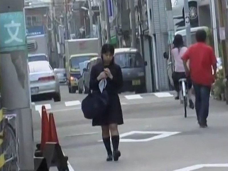 【盗撮動画】学校帰りの制服娘を狙った痴漢行為、想像の斜め上を行く衝撃レベルの犯罪行為だった…