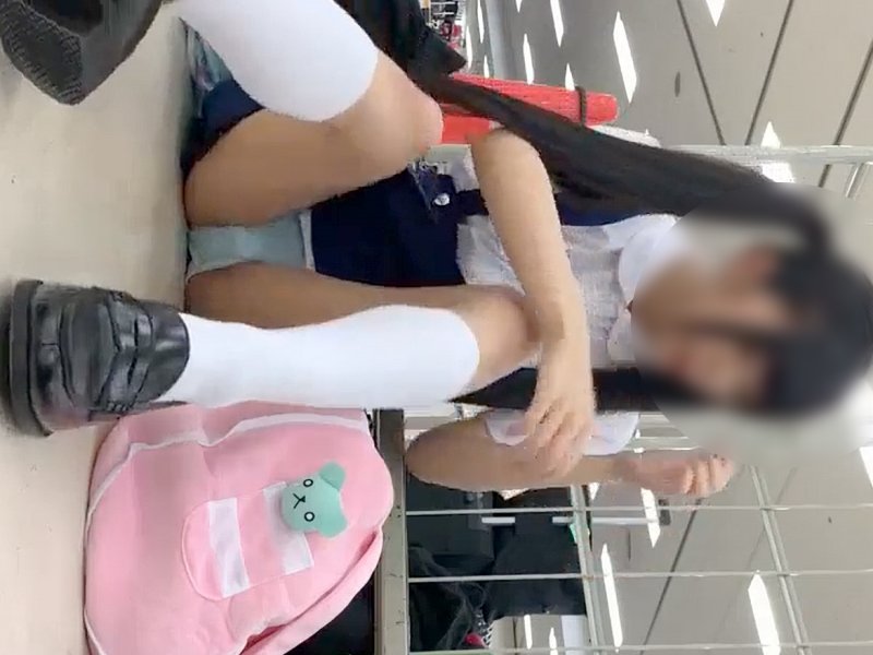 【盗撮動画】JSコスプレの美少女レイヤーさん、うっかり生パンでイベントに参加してパンチラを撮られまくる