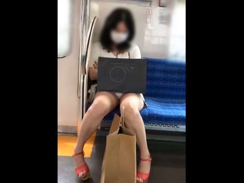 【盗撮動画】継続パンチラ驚異の28分超え。清楚系美女の白パンが拝める電車対面パンチラ