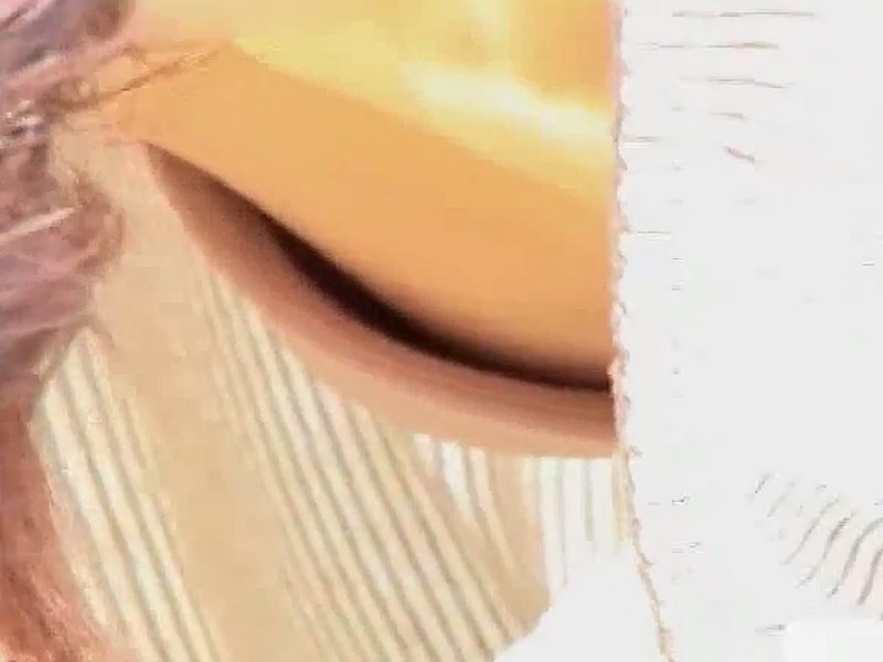 【盗撮動画】前屈みで作業中の素人娘の胸チラGET率は異常。プロ撮り師による胸チラコンピレーション