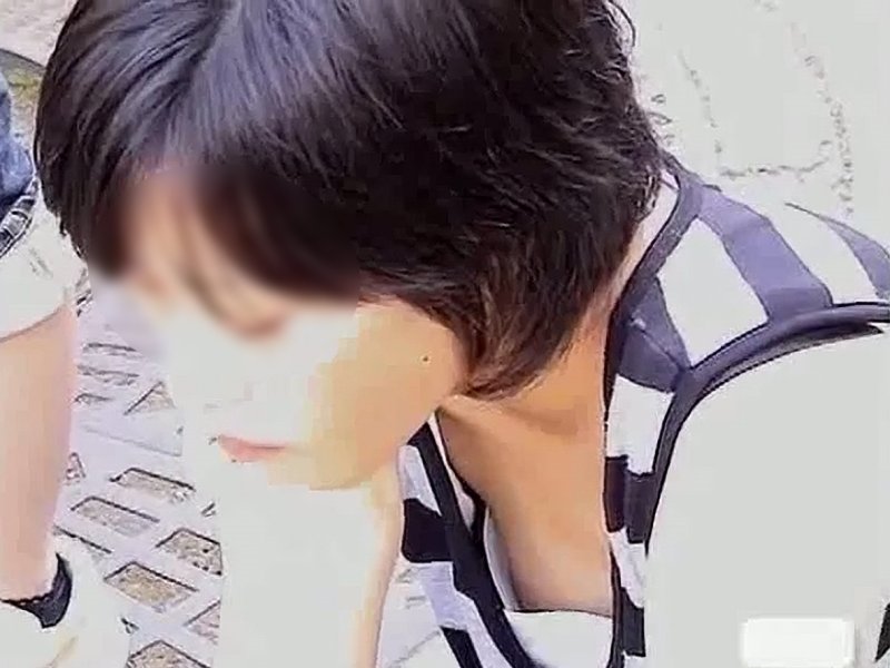 【盗撮動画】即削除！若い素人ギャルたちの胸チラ盗撮にうっかり危険物が混ざり込んでしまった結果...