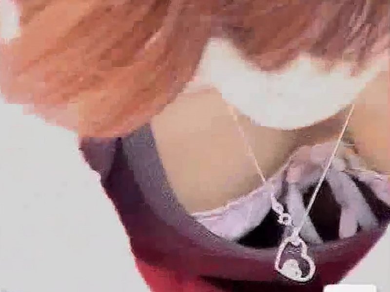 【盗撮動画】ガチ素人な貧乳若ママたちの胸チラ盗撮。前屈みで胸元を掠め取るプロのテクをご覧ください