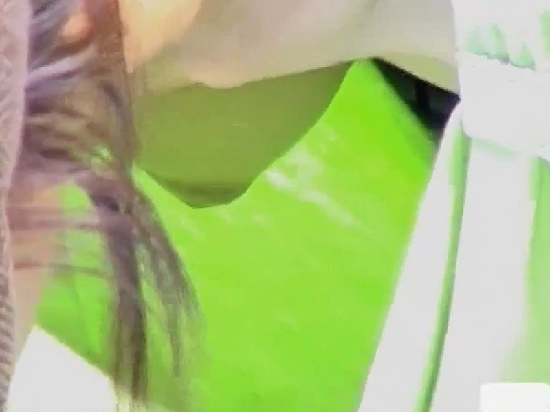 【盗撮動画】素人女子さん、前屈みでおっぱいも乳首も丸見え。撮れ高最強のガチもの胸チラ動画です