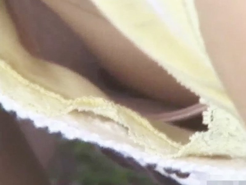 【盗撮動画】最後まで見ないと絶対に損をするガチもの胸チラ盗撮！貧乳美人若ママ中心に収録です