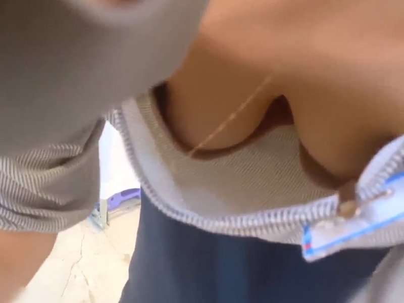 【盗撮動画】胸元に名札をつけた美人ショップ店員胸チラ。観光地付近のお土産屋さん店内で犯行に至る