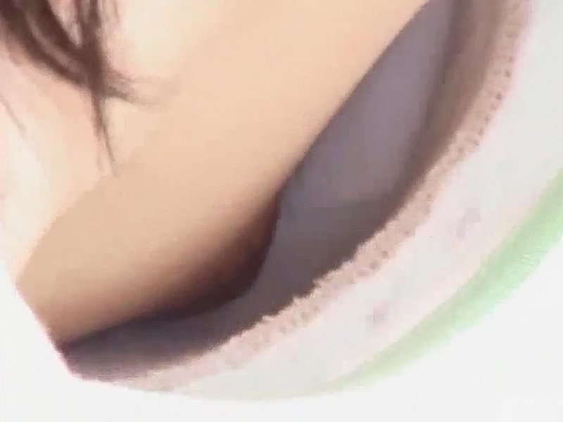 【盗撮動画】若妻だけじゃない。膨らみかけ娘の乳首まで丸見えになってしまう危険すぎる胸チラ動画