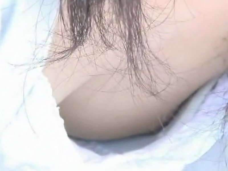【盗撮動画】伝説の盗撮動画サイトpresents黒髪清楚な人妻風胸チラ。なお乳首は小さめの模様