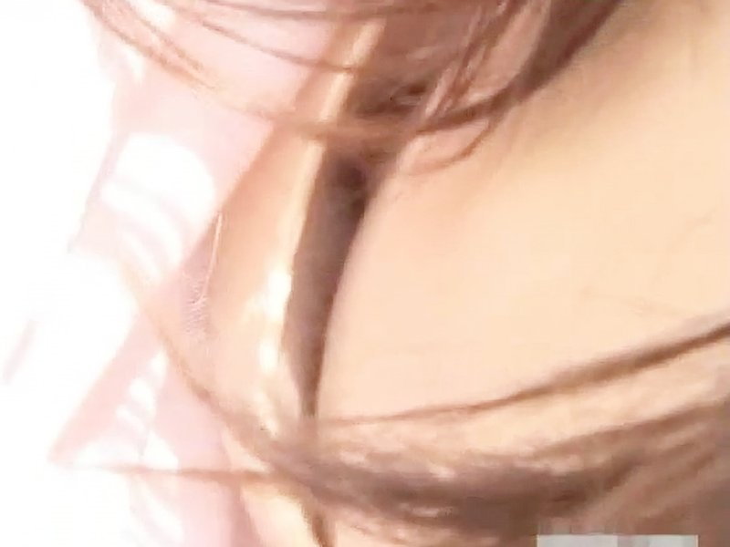 【盗撮動画】可愛い素人娘の乳首GET大成功。意外におっぱいが小ぶりで乳首も小粒だった件