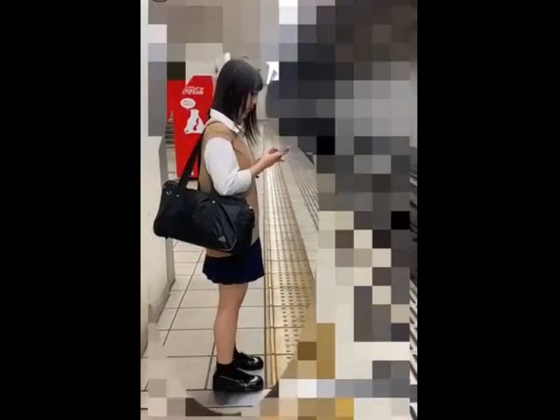【盗撮動画】撮り師に狙われた制服ギャル娘。電車で対面パンチラ撮った結果とんでもないことになってしまう
