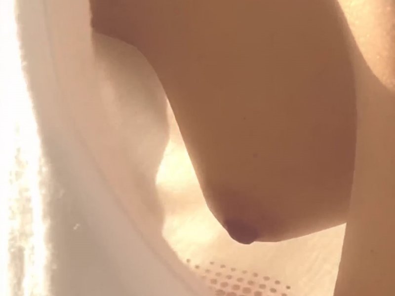 【盗撮動画】自宅ベランダから隣家宅盗撮。ノーブラで洗濯物を干す新婚ママのおっぱい丸見え映像