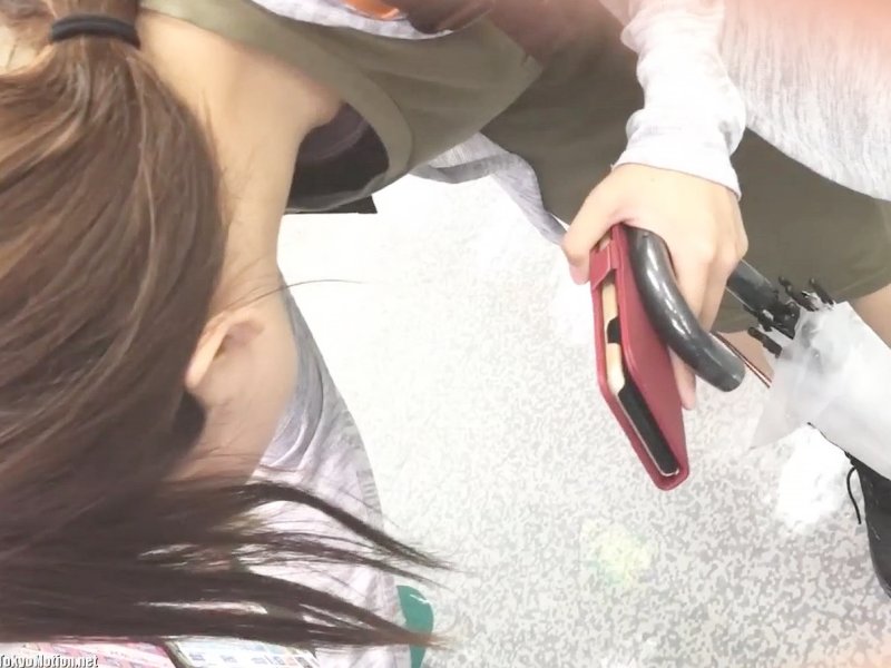 【盗撮動画】一度狙われたら回避不能！胸チラ職人にロックオンされたガチ素人女子は”こうなる”...
