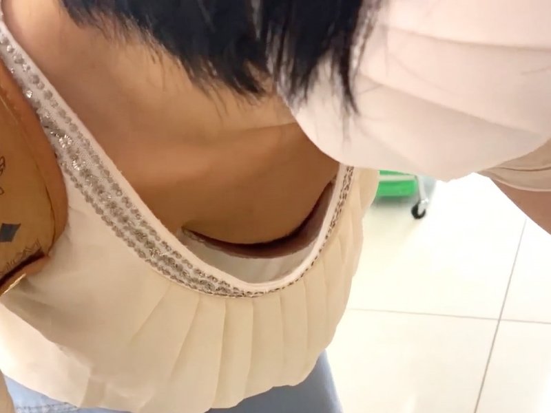 【盗撮動画】多数の素人たちが集まる休日商業施設にて。ガチ危険人物による谷間からブラまで観察可能な胸チラ映像
