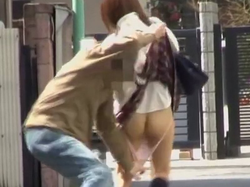 [Voyeur Video] Shocking skirt-lifting &amp; panty-pulling. A highly dangerous individual who openly gropes Gal K