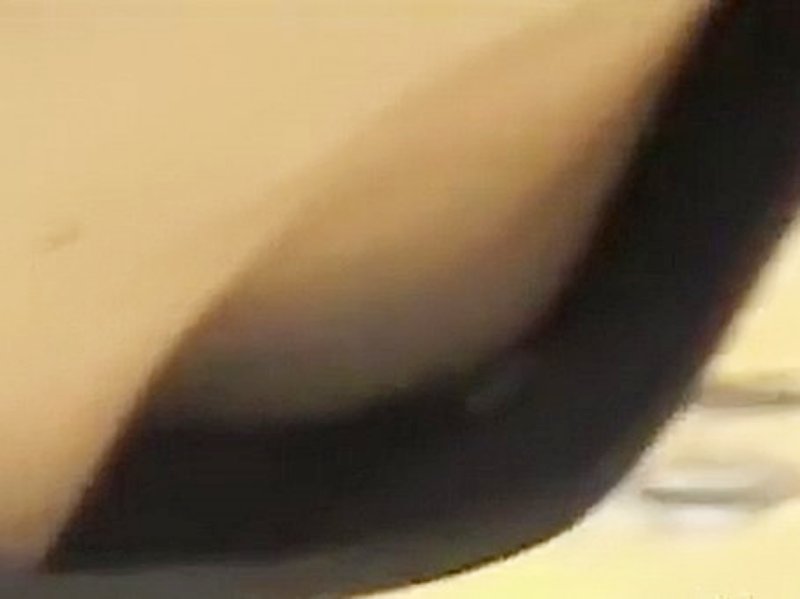 【盗撮動画】プロ御用達の望遠カメラで次々に乳首GETされる素人ギャルさん、ちっぱいで前屈みはあかん…
