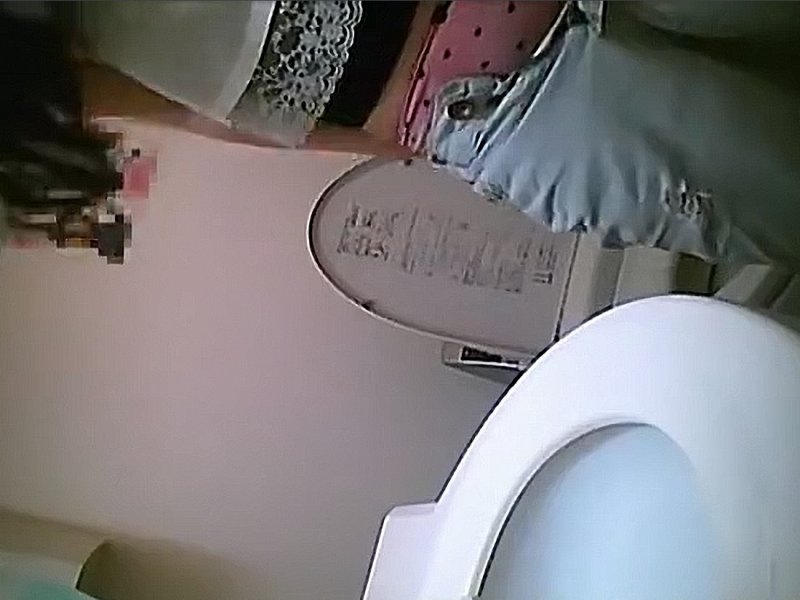 【盗撮動画】閲覧注意。妊婦や熟女まで餌食になった極悪コンビニ女子トイレ内隠し撮り映像が流出