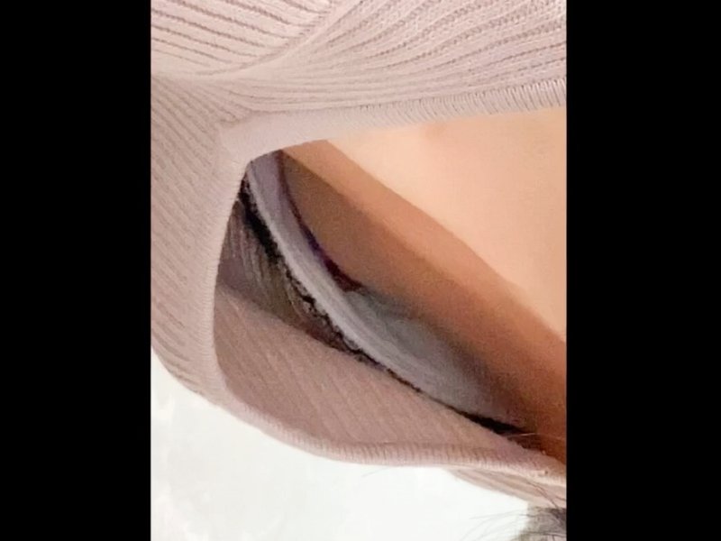 【盗撮動画】完全ガチ。買い物中のガチ素人女子の無防備な胸元の隙間から乳首GETする胸チラ職人