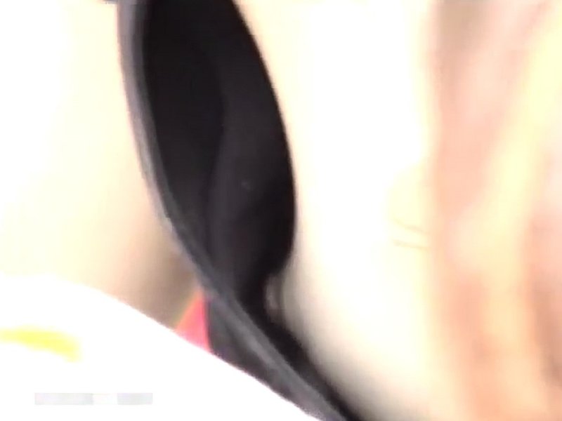 【盗撮動画】極小ちっぱい娘の胸元の隙間から丸見えになる乳首。ガチもの胸チラ動画が最高に震撼を発揮する瞬間