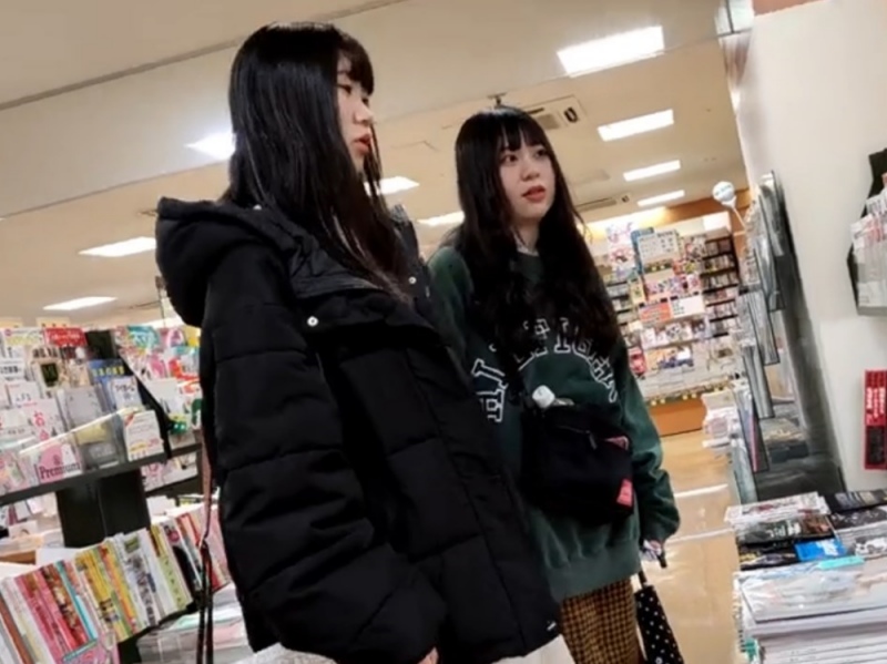 【盗撮動画】絶対保存版！丸顔可愛い私服JKフレンズのホワイトサテンパンティを2人まとめて