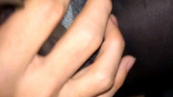 【痴漢動画】満員電車で黒ストJKの股間をまさぐる変態男の痴漢動画がやばすぎると話題