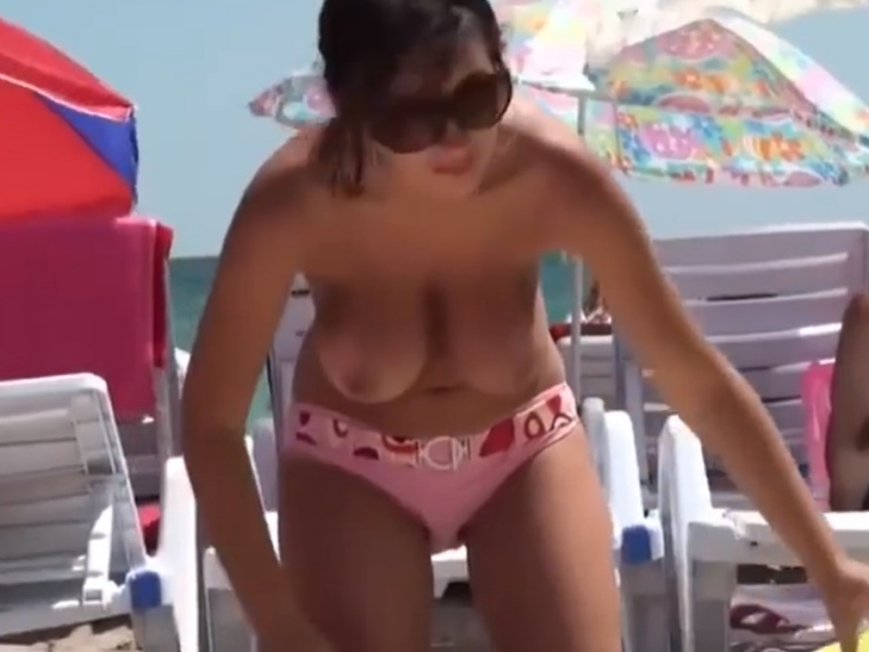 【盗撮動画】ここが天国か！？ヌーディストビーチでS級爆乳美女の日焼け跡おっぱいをズーム撮り