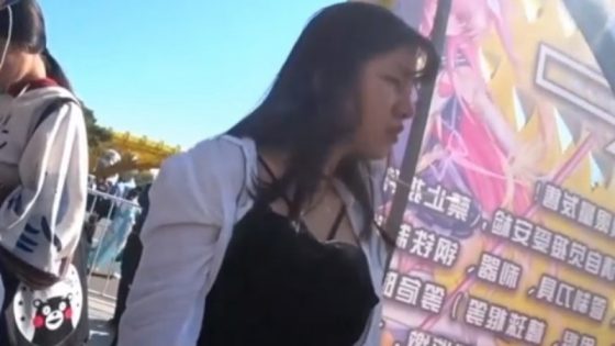 【盗撮動画】テーマパークで待ち合わせ中に白の木綿パンツを逆さ撮りされる休日の受難娘