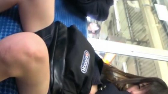 【盗撮動画】朝の通学電車でS級美少女JKの純白パンチラ逆さ撮りに成功！フロントの花柄刺繍もチラ見え