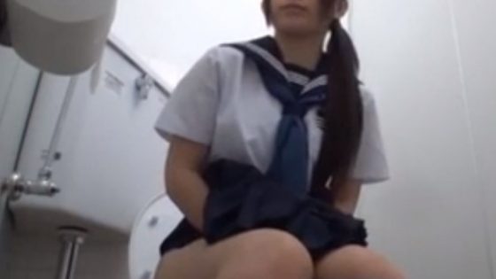 【盗撮動画】クラスでモテモテの美少女JKさん、校舎のトイレでおしっこ終わりのガチオナニーを盗撮されてしまう