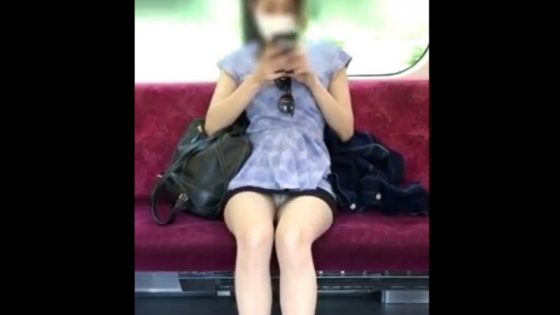 【盗撮動画】もはや盗撮不可避！電車の対面でスケベな白パンティが見えっぱなしミニスカ美女の対面パンチラ
