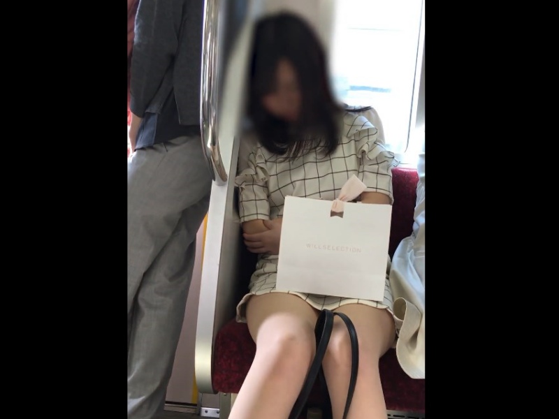 【盗撮動画】電車で居眠りしてしまった黒髪清楚系美女、デルタゾーンの奥の白パンティを盗み撮られる